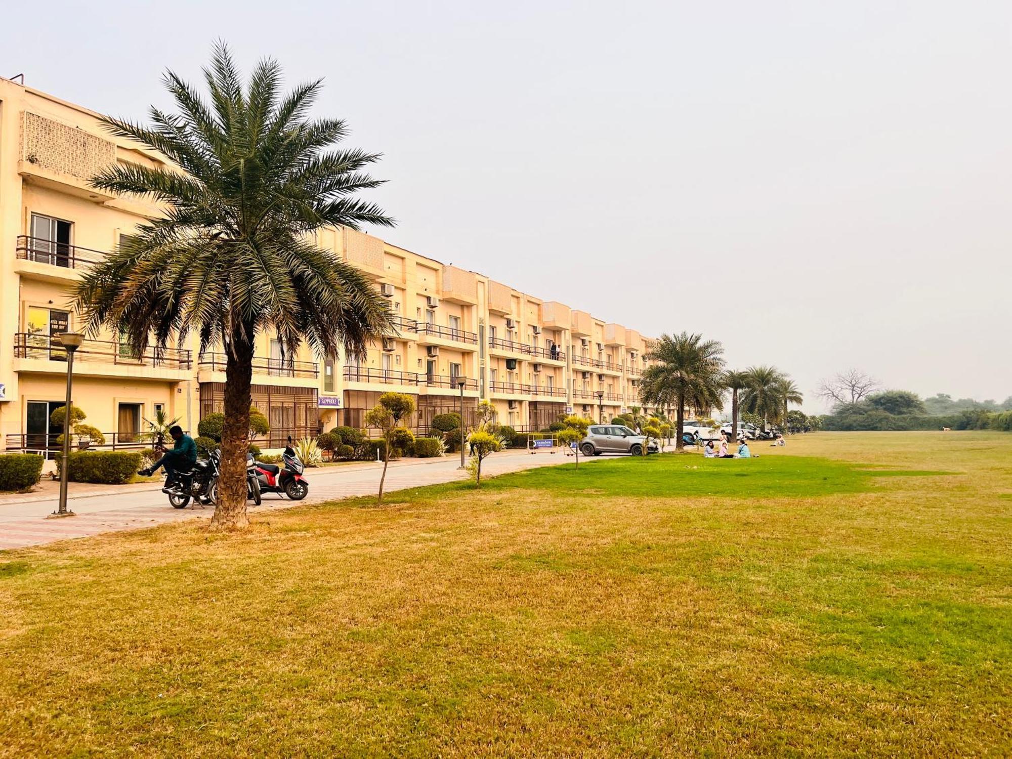 Pearl Grand Boutique Cottage In Omaxe Anandam Vrindavan - #Premium Ac Rooms With Balcony #Big Parking #Lift #Garden #Peaceful Area #Near Prem Mandir #Property Of The Year #Most Awarded Exterior photo